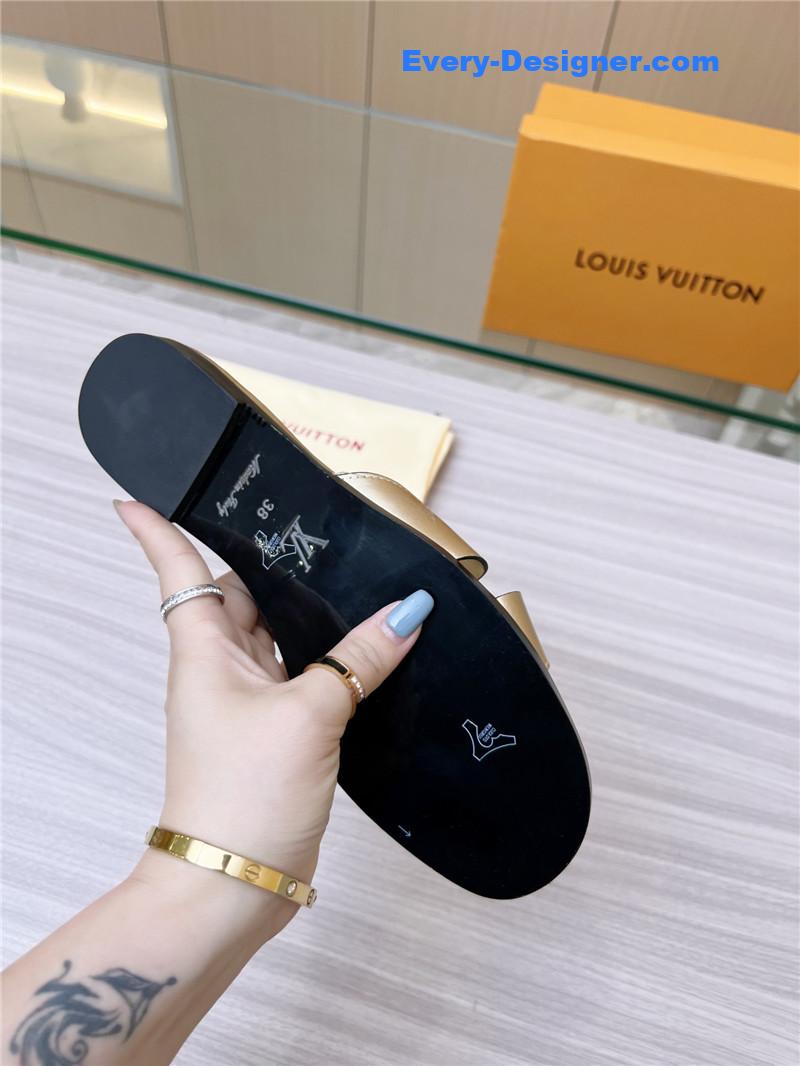 l0vis Vvtt0n lv milan fashion week catwalk slippers