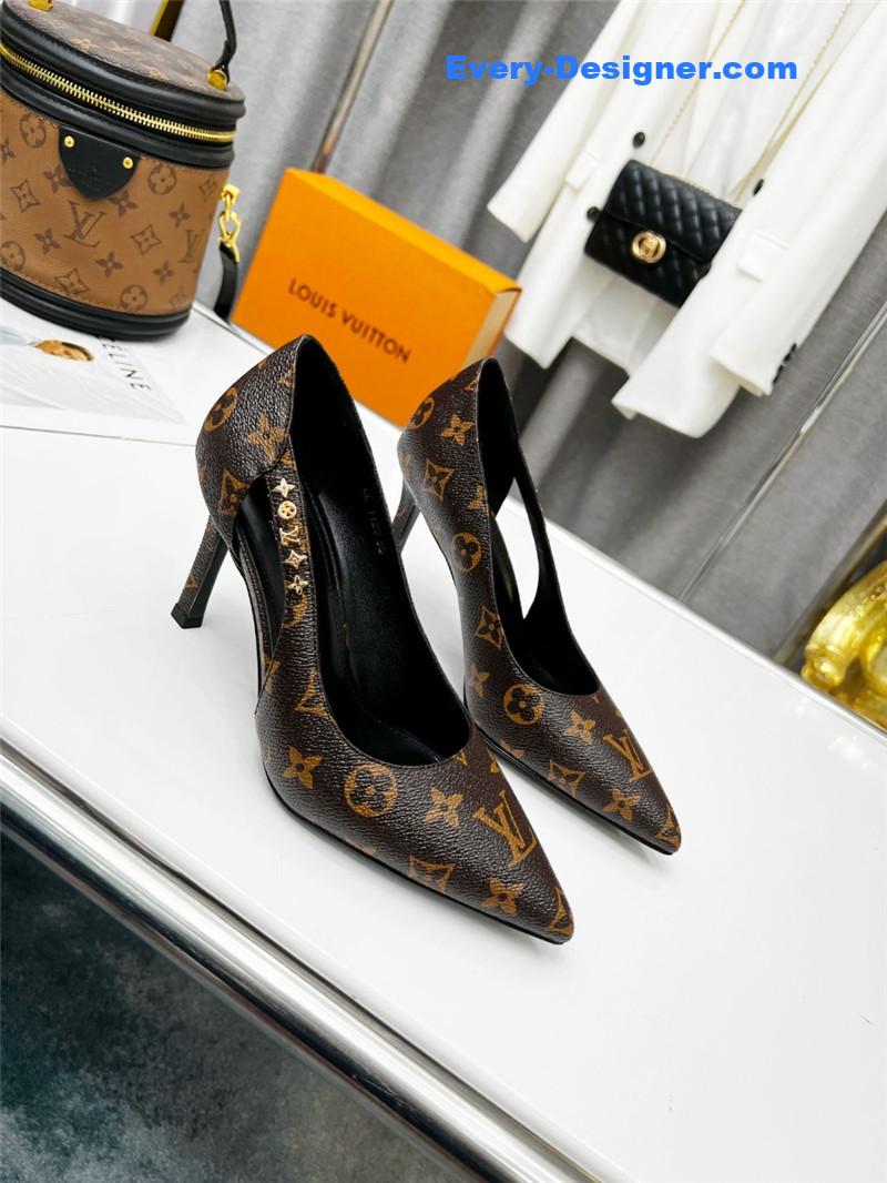 l0vis Vvtt0n lv metal buckle high heels