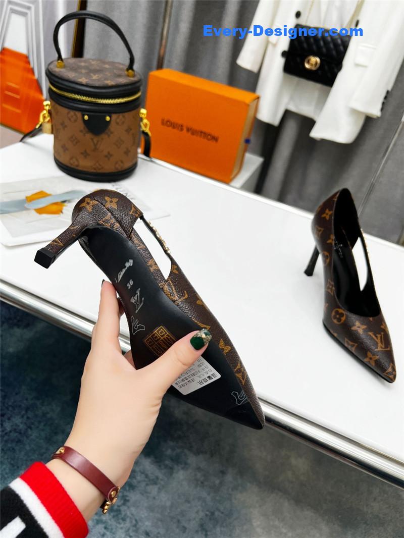 l0vis Vvtt0n lv metal buckle high heels