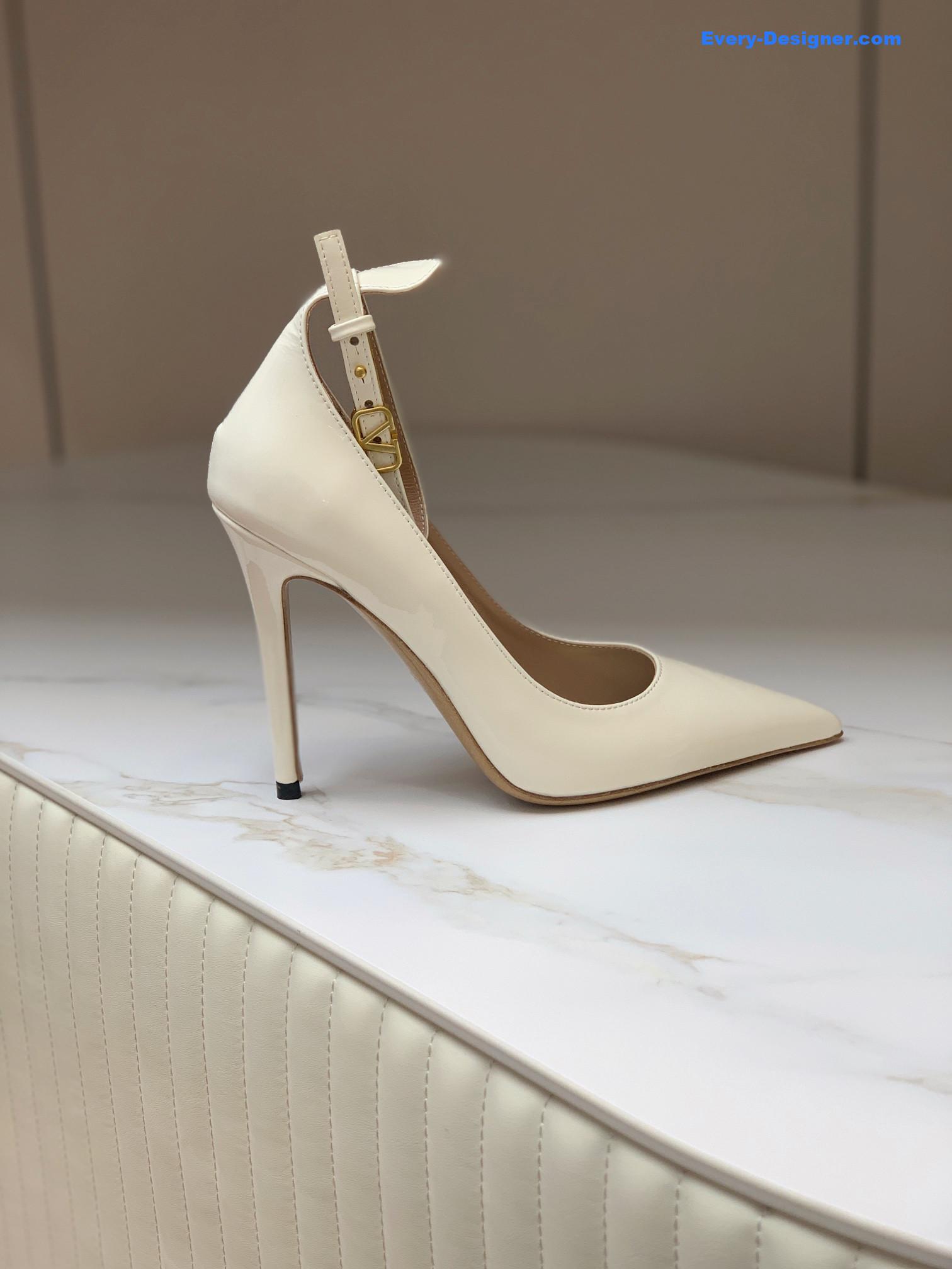 Va1e*ntin0 high heel pointed shoes