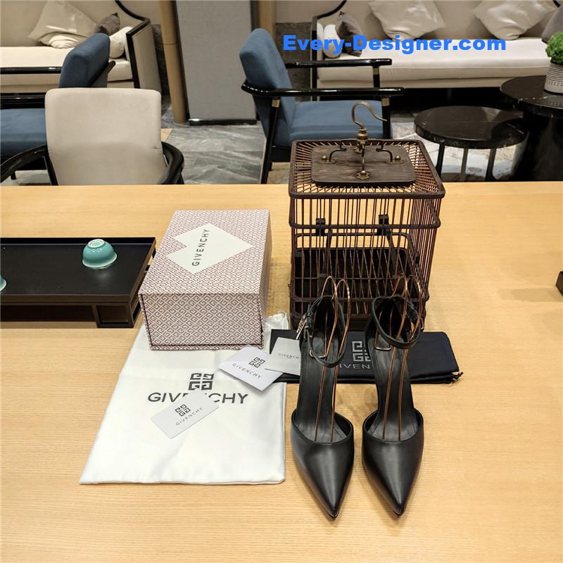 Givenchy classic lock metal buckle pumps
