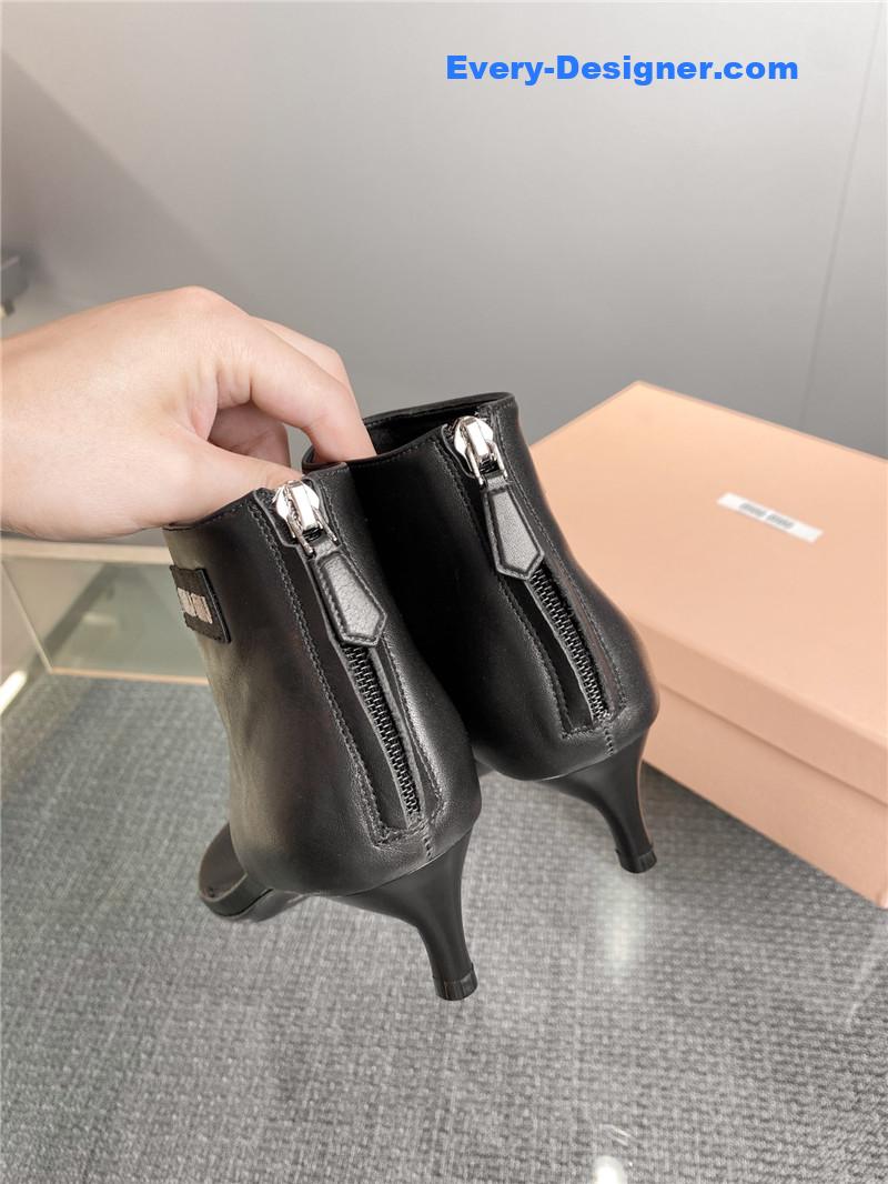 M1um1u sandals