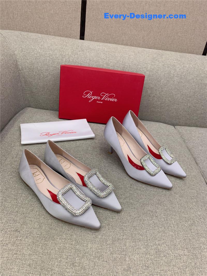 roger u1u1er classic d1am0nd buckle silk pumps