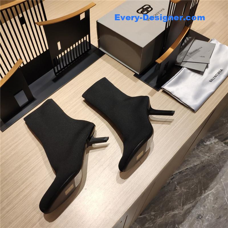 Ba1en*iaga’s new 7-shaped heel sock boots