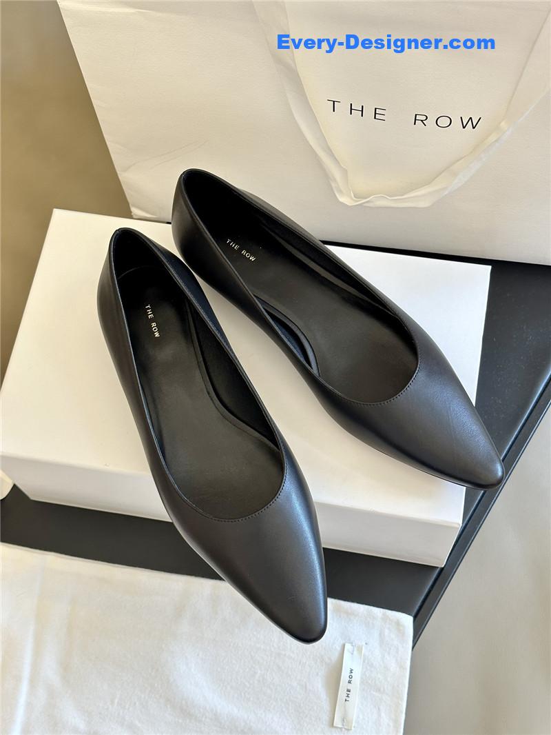 pointed shoes