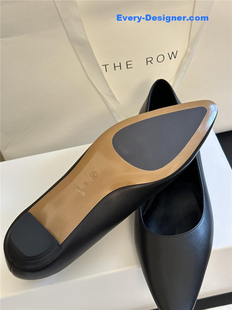 pointed shoes