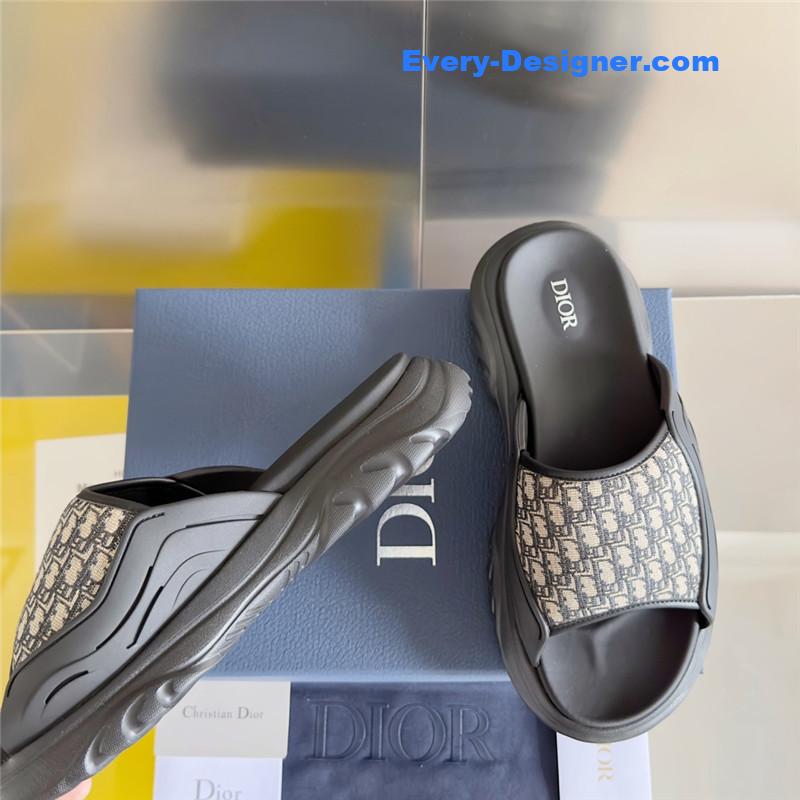 D10r couple models oblique platform slippers