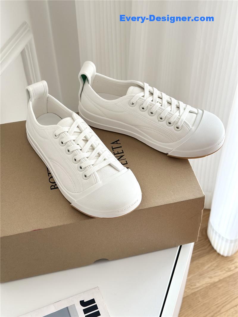 b0tt*ga Ven*ta couple sneakers