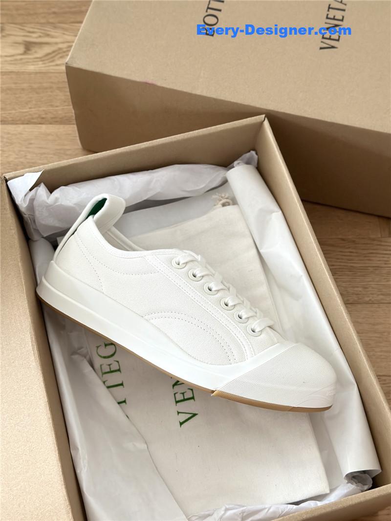 b0tt*ga Ven*ta couple sneakers