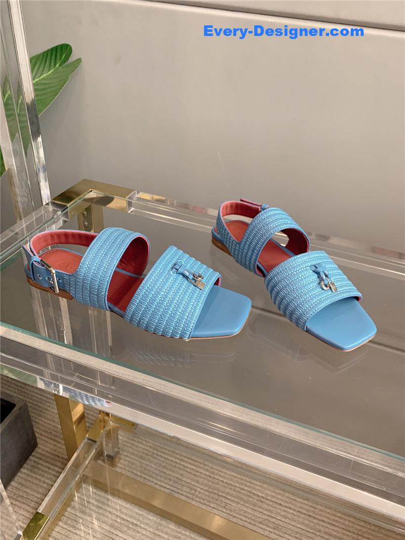 L0r0 P1ana’s new flat sandals