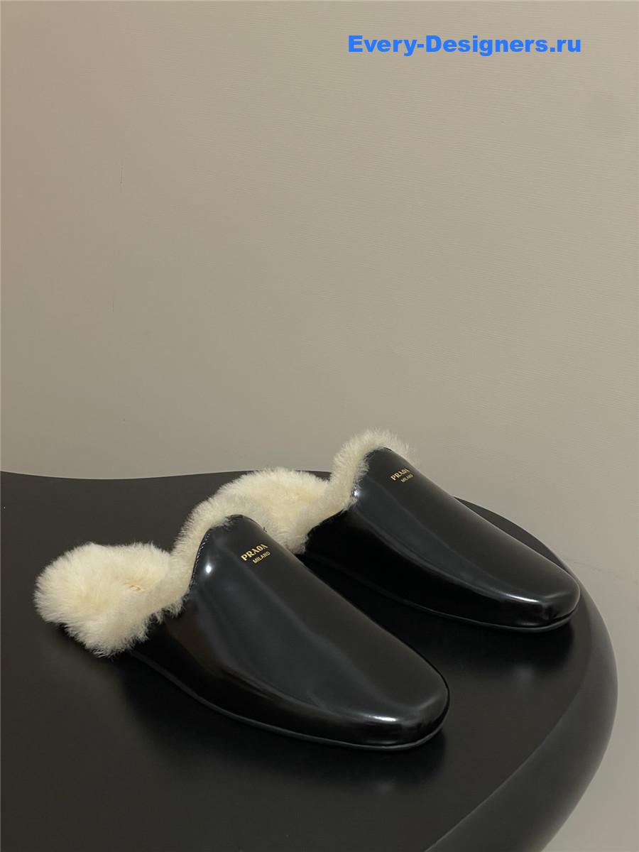Pra*a black leather mules